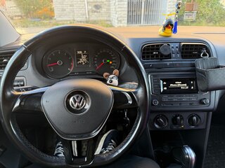 2017 Volkswagen Polo V Рестайлинг, серебристый, 920000 рублей, вид 5