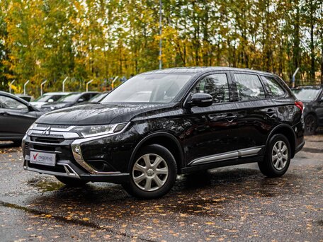 2020 Mitsubishi Outlander III Рестайлинг 3, чёрный, 1850000 рублей, вид 1