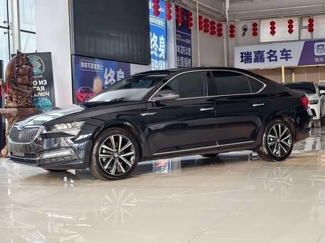 2023 Skoda Superb III Рестайлинг, чёрный, 1730000 рублей, вид 3