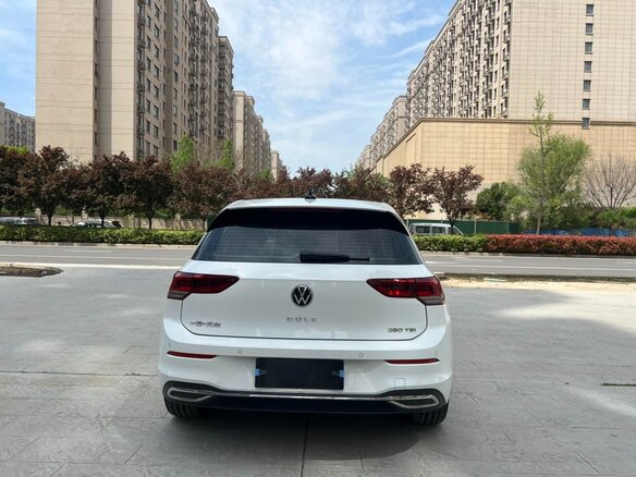 2023 Volkswagen Golf VIII, белый - вид 3