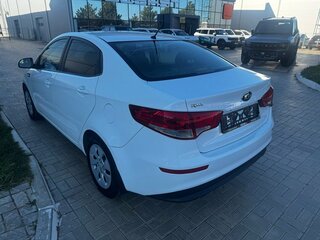 2015 Kia Rio III Рестайлинг, белый, 949900 рублей, вид 3