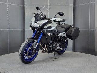 2015 Yamaha MT-09 Tracer (FJ-09), серебристый, 777000 рублей, вид 4