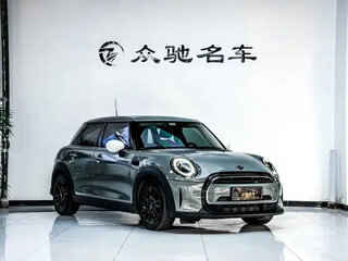 2022 Mini Hatch One III (F55/F56) Рестайлинг 2, серебристый, 2100000 рублей, вид 3