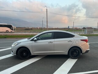 2022 Hyundai Accent V Рестайлинг, серебристый, 1900000 рублей, вид 4