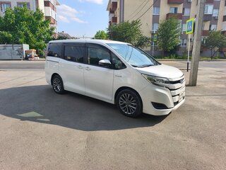 2018 Toyota Noah III (R80) Рестайлинг, белый, 2200000 рублей, вид 3