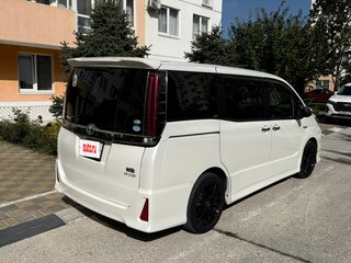 2018 Toyota Noah III (R80) Рестайлинг, белый, 2700000 рублей, вид 3