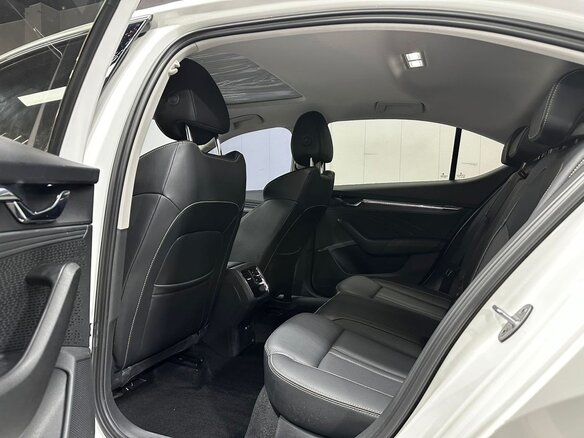 2022 Skoda Octavia IV (A8), белый - вид 13