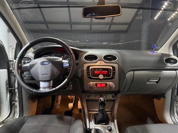 2010 Ford Focus II Рестайлинг, серебристый - вид 13