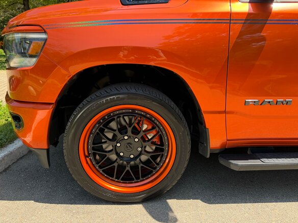 2022 Ram 1500 Crew Cab V, оранжевый, 6800000 рублей - вид 11