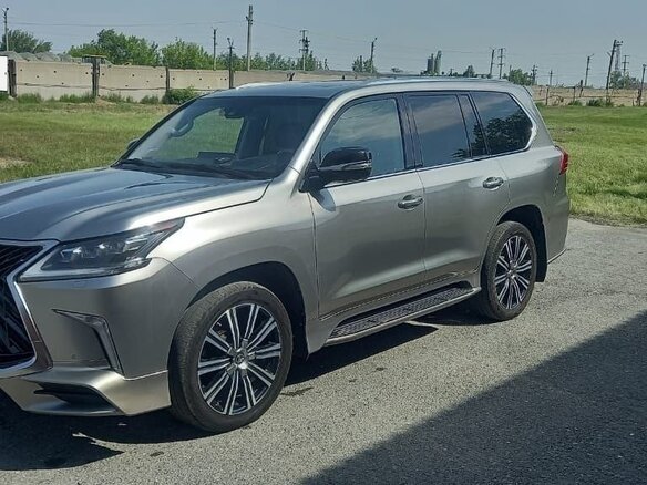 2017 Lexus LX 570 III Рестайлинг 2, серый, 8990000 рублей