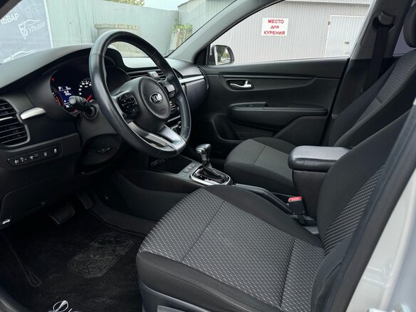 2020 Kia Rio IV Рестайлинг, серый, 1577000 рублей - вид 6
