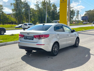 2017 Kia Rio III Рестайлинг, серебристый, 857000 рублей, вид 5