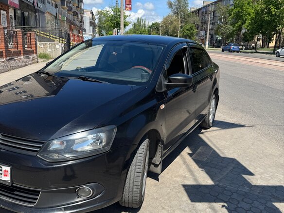 2013 Volkswagen Polo V, чёрный, 850000 рублей