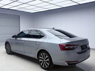 2025 Skoda Superb III Рестайлинг, серый, 2350000 рублей, вид 4