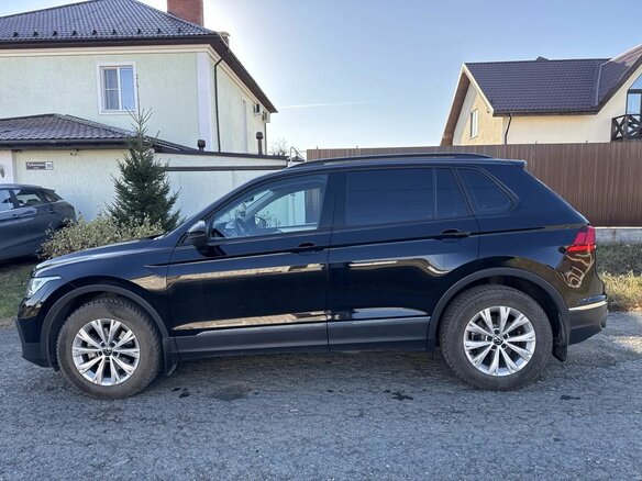 2021 Volkswagen Tiguan II Рестайлинг, чёрный, 2400000 рублей - вид 2