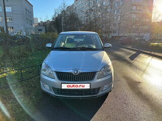 2014 Skoda Fabia II Рестайлинг, серебристый, 800000 рублей, вид 2