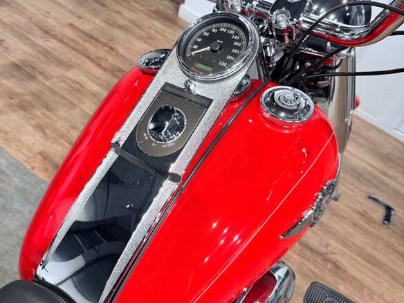 2010 Harley-Davidson Fat Boy, красный, 1099000 рублей - вид 23