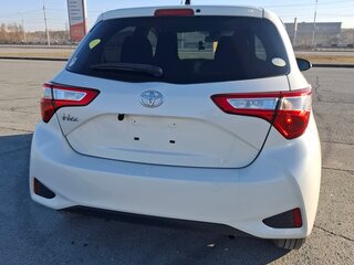 2019 Toyota Vitz III (XP130) Рестайлинг, белый, 1090000 рублей, вид 4