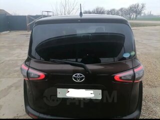 2017 Toyota Sienta II, коричневый, 1670000 рублей, вид 3
