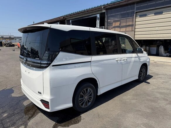 2025 Toyota Voxy IV (R90), белый - вид 3