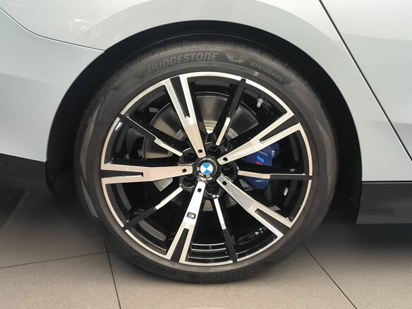 2025 BMW 5 серии 530i xDrive VIII (G60/G61/G68), серый, 8990000 рублей - вид 25