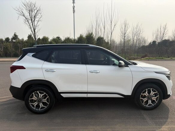 2021 Kia KX3, белый, 1510000 рублей - вид 6