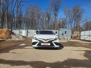 2020 Toyota Camry US Market VIII (XV70) Рестайлинг, белый, 2000000 рублей, вид 2