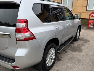 2015 Toyota Land Cruiser Prado 150 Series Рестайлинг 1, серебристый, 3250000 рублей, вид 3