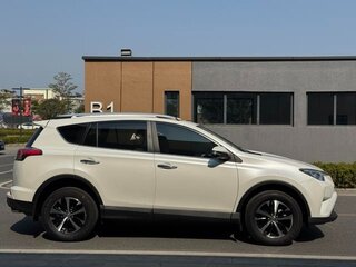 2017 Toyota RAV4 IV (XA40) Рестайлинг, белый, 2135000 рублей, вид 3