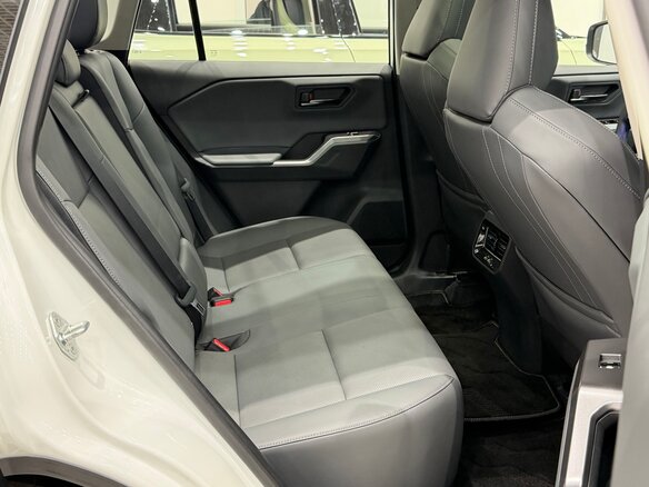 2025 Toyota RAV4 VI (XA60), белый, 4700000 рублей - вид 8