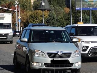 2014 Skoda Fabia II Рестайлинг, серебристый, 380000 рублей, вид 3
