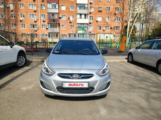 2013 Hyundai Solaris I, серебристый, 800000 рублей, вид 1