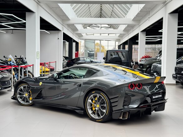 2022 Ferrari 812 Competizione, серый - вид 4