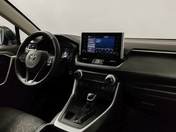 2021 Toyota RAV4 V (XA50), чёрный, 3245000 рублей - вид 17