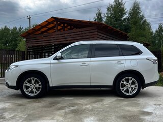 2014 Mitsubishi Outlander III Рестайлинг, белый, 1450000 рублей, вид 3