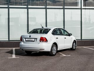 2017 Volkswagen Polo V Рестайлинг, белый, 880000 рублей, вид 2