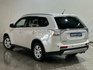 2014 Mitsubishi Outlander III Рестайлинг, белый, 1200000 рублей, вид 4