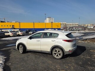 2019 Kia Sportage IV Рестайлинг, белый, 2200000 рублей, вид 4