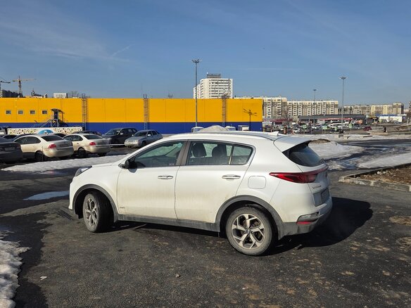2019 Kia Sportage IV Рестайлинг, белый, 2200000 рублей - вид 3