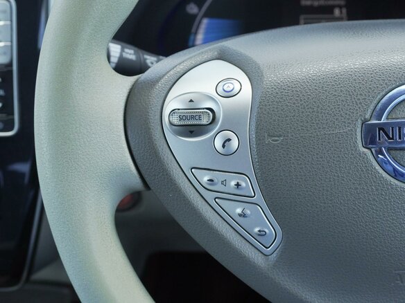 2011 Nissan Leaf (EM61) I (ZE0/AZE0), белый, 570000 рублей - вид 15