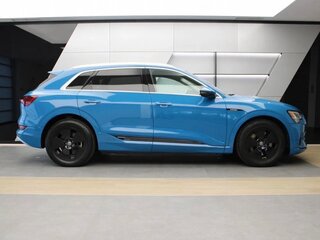 2019 Audi e-tron 55 I, голубой, 4099000 рублей, вид 3