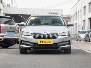 2025 Skoda Superb III Рестайлинг, серебристый, 3500000 рублей, вид 2