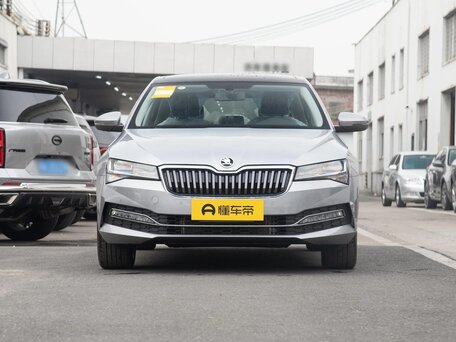 2025 Skoda Superb III Рестайлинг, серебристый, 3500000 рублей, вид 2
