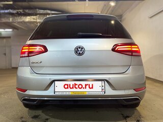 2018 Volkswagen Golf VII Рестайлинг, серебристый, 1510000 рублей, вид 2
