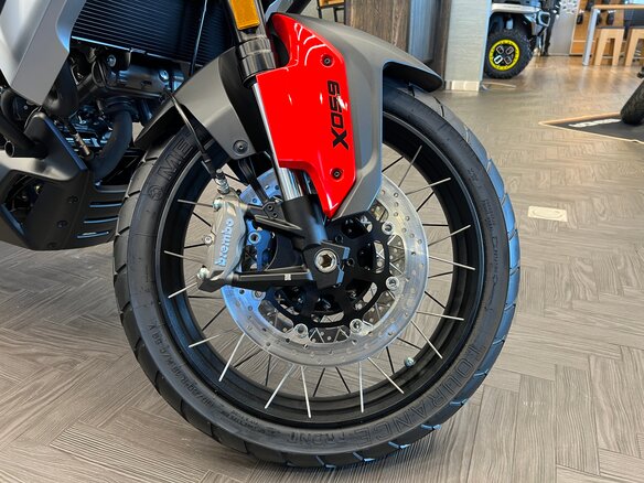 2026 QJMotor SVT 650 X, красный, 729000 рублей - вид 13