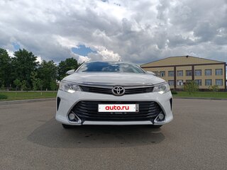2015 Toyota Camry VII (XV50) Рестайлинг, белый, 1411000 рублей, вид 2