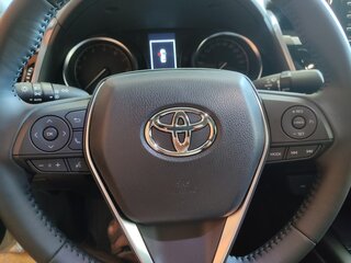 2021 Toyota Camry VIII (XV70) Рестайлинг, белый, 3700000 рублей, вид 3