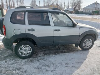 2011 Chevrolet Niva I Рестайлинг, серебристый, 370000 рублей, вид 2