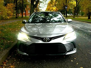 2023 Toyota Camry VIII (XV70) Рестайлинг, серебристый, 3770000 рублей, вид 2