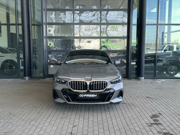 2025 BMW 5 серии 530i xDrive VIII (G60/G61/G68), серый, 8750000 рублей - вид 2
